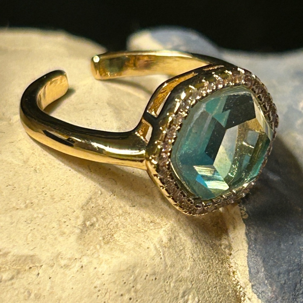 Joy Dravecky JDJ Chloe Gold Tone Ring with Blue Green Glass Gemstone size 6 mark